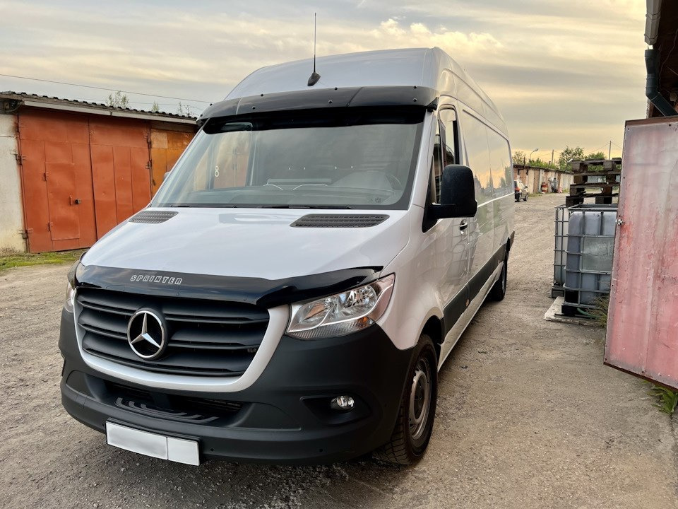 Козирьок на лобове скло (чорний глянець, 5мм) для Mercedes Sprinter W907/W910 2018- рр