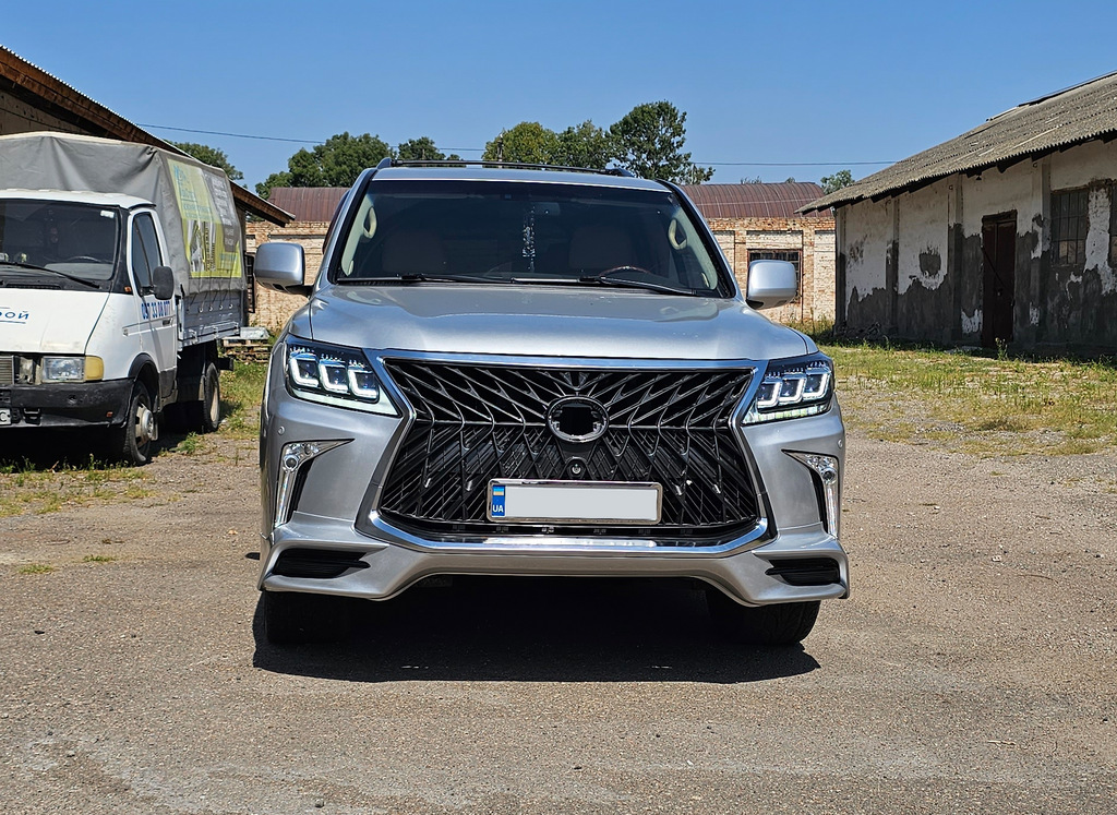 Комплект міні-рестайлінгу з моделі 2008-2015 на TRD Sport (бампер, фари) для Lexus LX570/450d