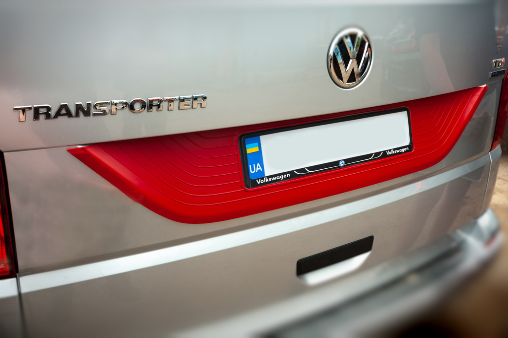 Пластикова накладка на кришку багажника Чорна для Volkswagen T6 2015-2024 рр