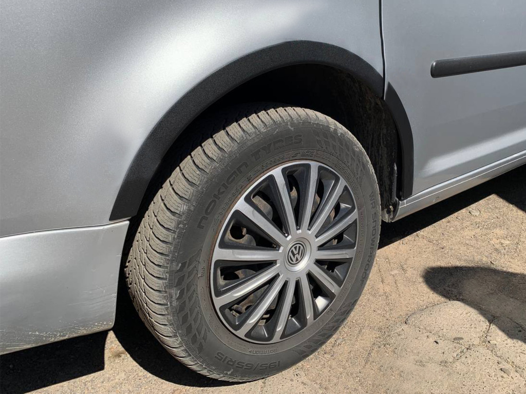 Накладки на арки (чорний мат) Коротка база, 1 бічна (пластик) для Volkswagen Caddy 2010-2015 рр