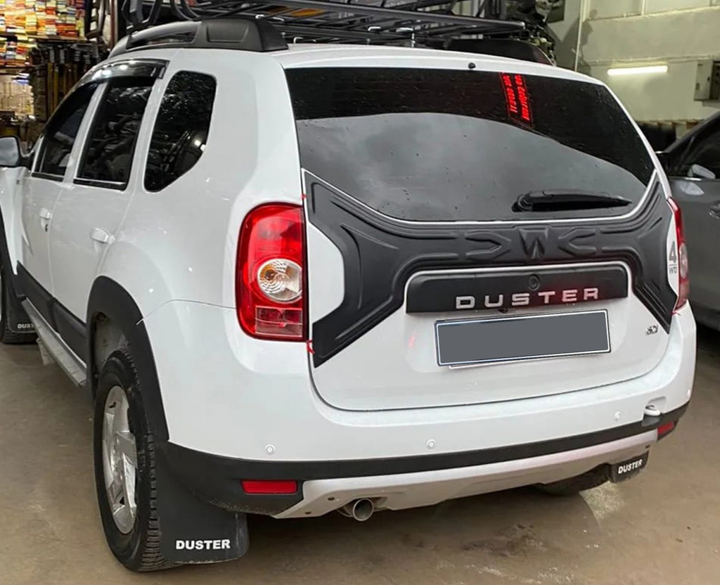 Пластикова накладка на кришку багажника для Dacia Duster 2008-2018 рр