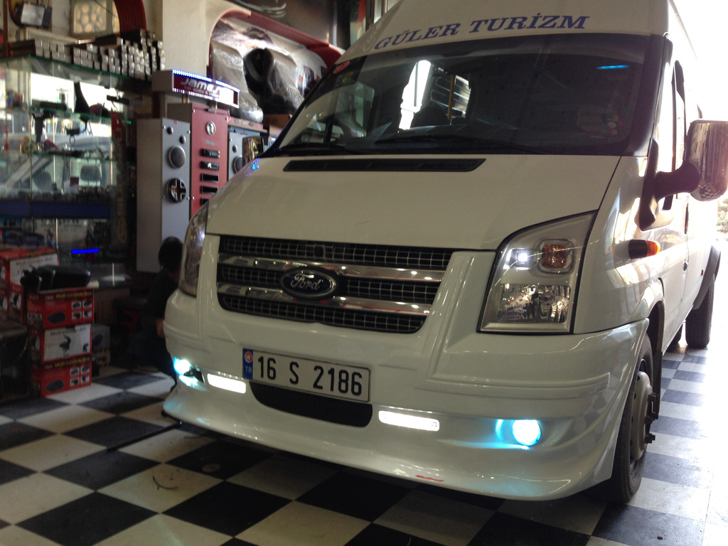 Накладка на передній бампер (2006-2014, DRL, з ґратами) для Ford Transit рр