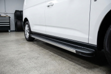 Бокові пороги Maya V1 (2 шт., Алюміній) Стандартна база Volkswagen Caddy 2020- рр.