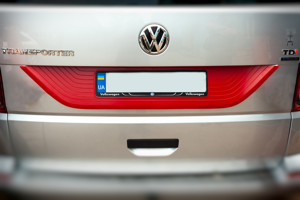 Пластикова накладка на кришку багажника Чорна для Volkswagen T6 2015-2024 рр