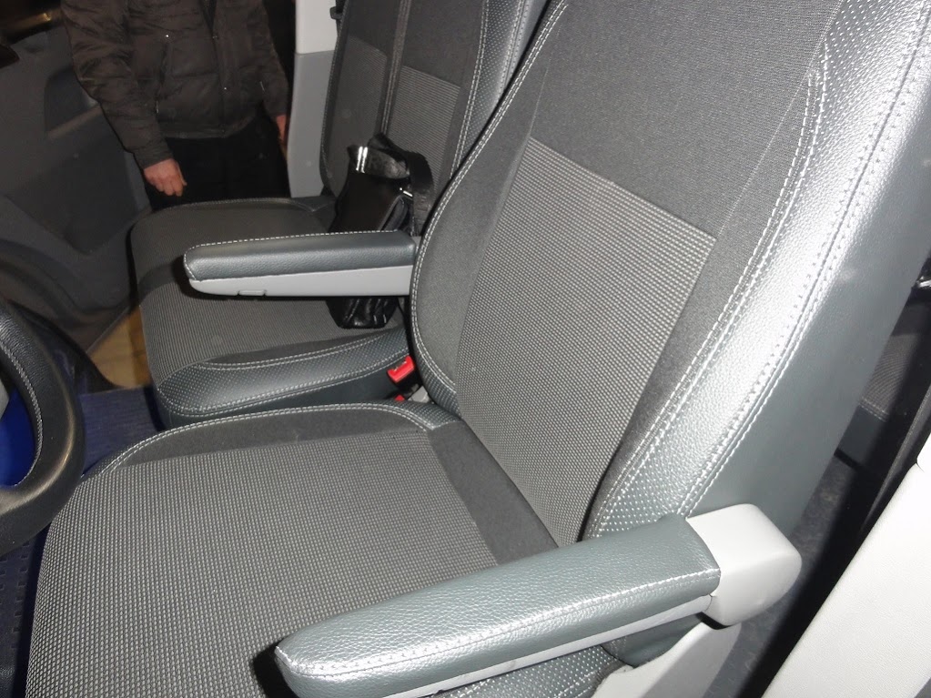 Авточохли (кожзам та тканина, Premium) Повний салон та передні (2 та 1) для Volkswagen T5 Caravelle 2004-2010 рр