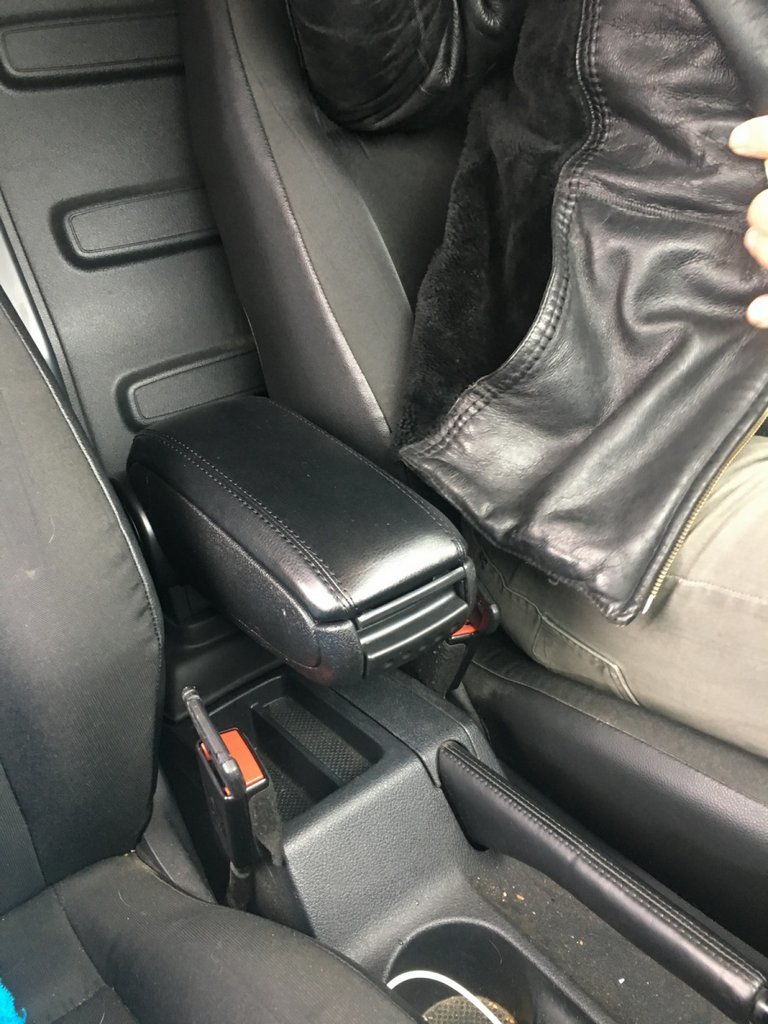 Підлокітник V1 (в підстаканник) Чорний для Volkswagen Caddy 2010-2015 рр