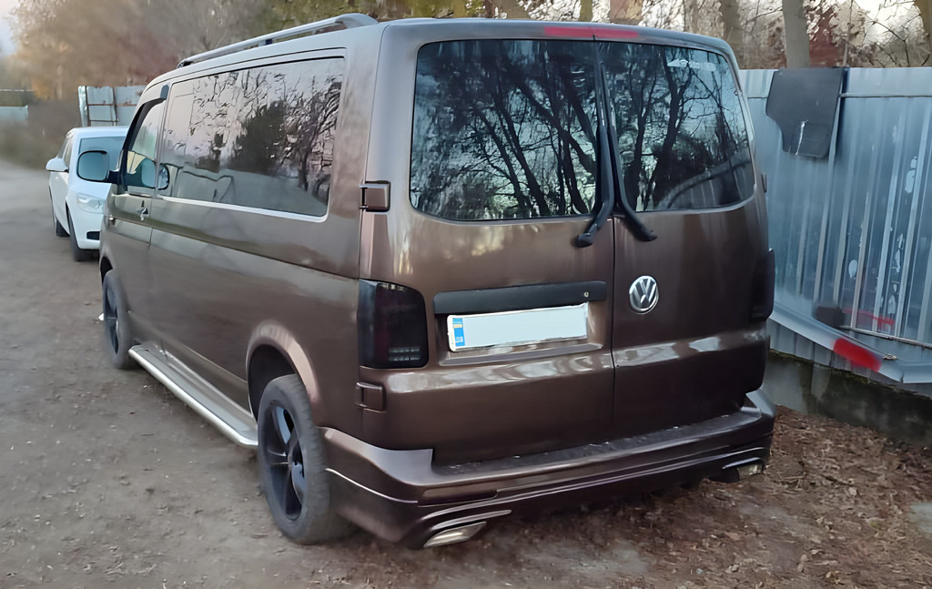 Задня нижня накладка Sport 2 (під фарбування) для Volkswagen T5 Transporter 2003-2010 рр