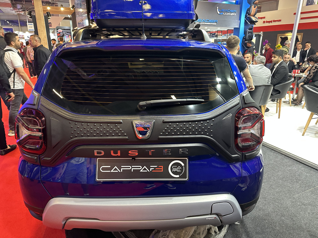 Пластикова накладка на кришку багажника (3 деталі) для Dacia Duster 2018-2024 рр
