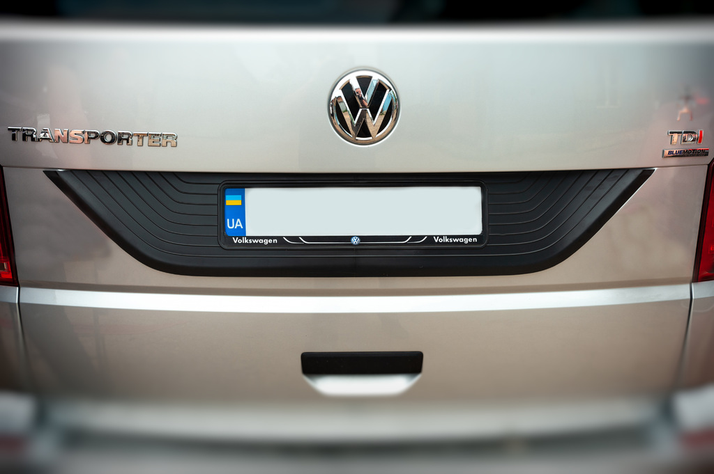 Пластикова накладка на кришку багажника Червона для Volkswagen T6 2015-2024 рр