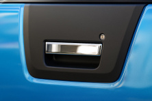 Накладка на ручку багажника (нерж) Carmos - Турецька сталь Nissan Navara 2006-2015 рр.