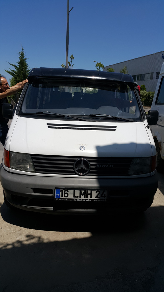 Козирьок на лобове скло (чорний глянець, 5мм) для Mercedes Vito W638 1996-2003 рр