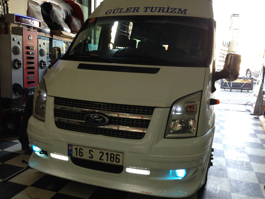 Накладка на передній бампер (2006-2014, DRL, з ґратами) для Ford Transit рр