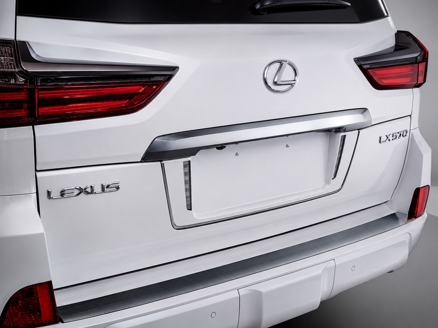Вставка на задній бампер з хромом (2016-2026) для Lexus LX570/450d рр