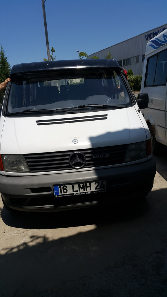 Козирьок на лобове скло (чорний глянець, 5мм) для Mercedes Vito W638 1996-2003 рр