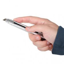 Нож металлический усиленный, лезвие 9 мм, с винтовой фиксацией лезвия.