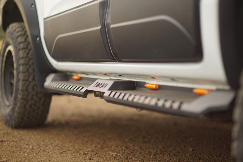 Бокові пороги Dakar V2 з LED (2 шт, метал) для Nissan Navara 2006-2015 рр