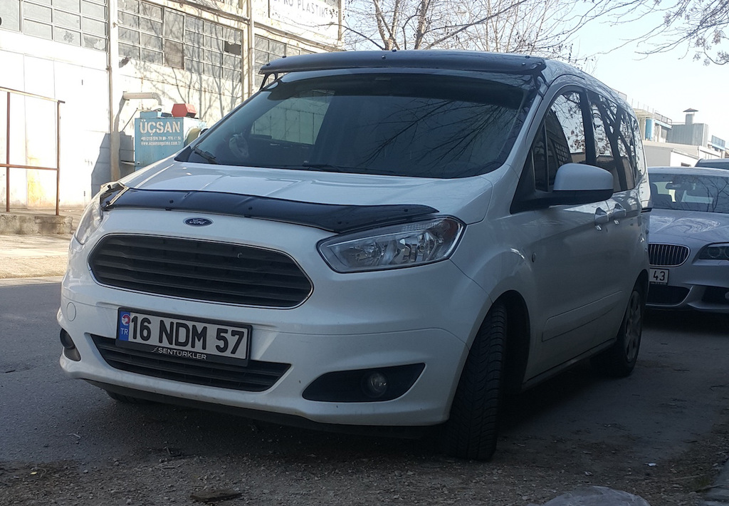 Козирьок на лобове скло (чорний глянець, 5мм) для Ford Courier 2014-2023 рр