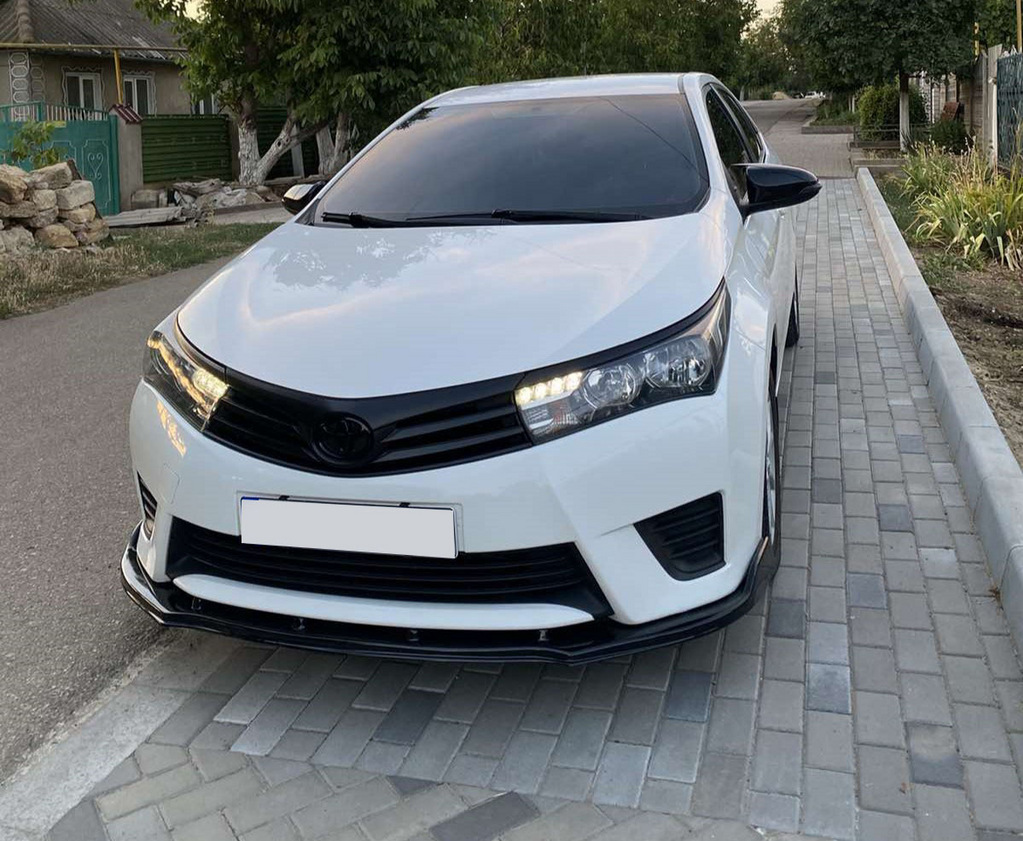 Накладка на передній бампер ЛИП (чорна) для Toyota Corolla 2013-2019 рр