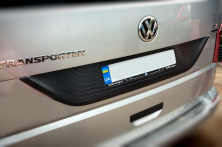 Пластикова накладка на кришку багажника Червона для Volkswagen T6 2015-2024 рр