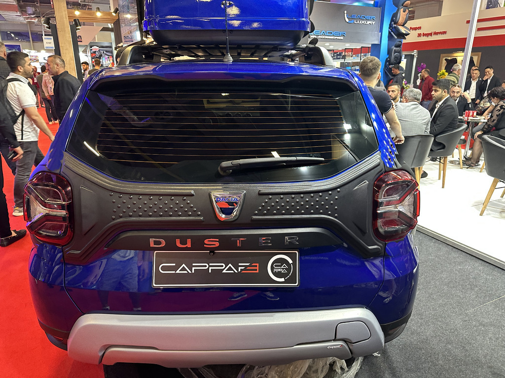 Пластикова накладка на кришку багажника (1 деталь) для Renault Duster 2018-2024 рр