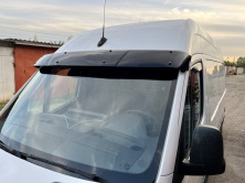 Козирьок на лобове скло (чорний глянець, 5мм) для Mercedes Sprinter W907/W910 2018- рр