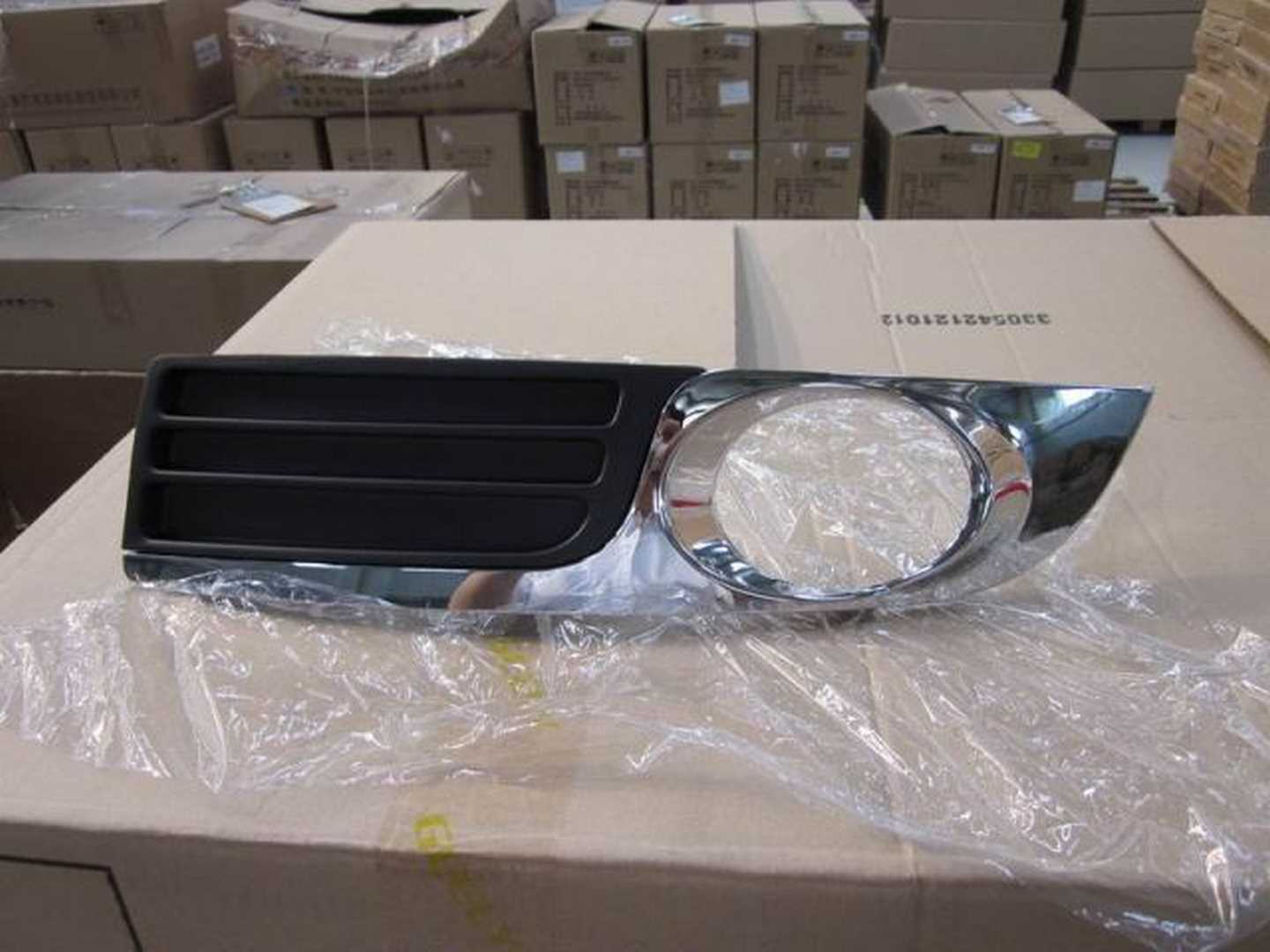 Накладка протитуманної передньої фари L Geely EC-8